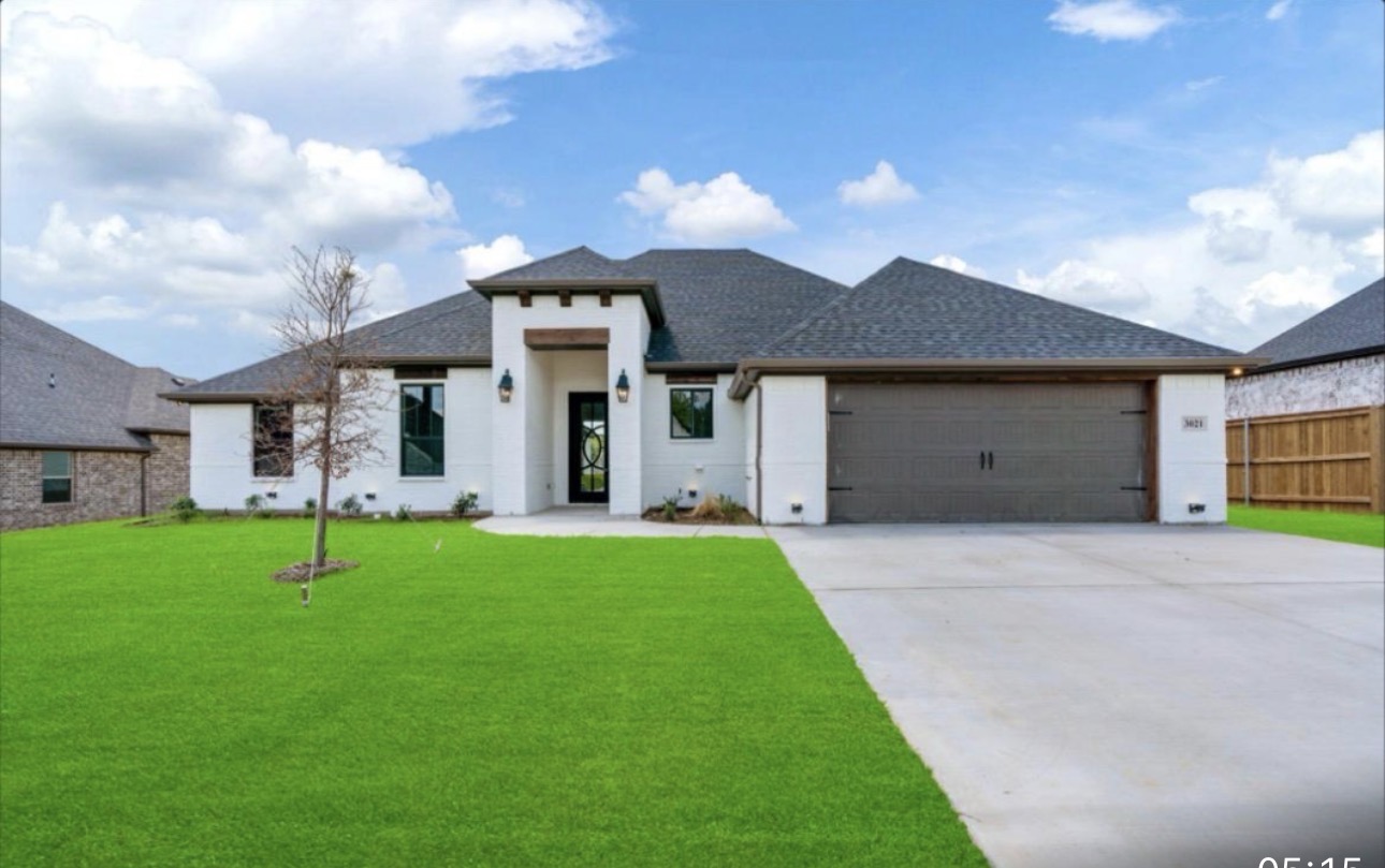 Fachada frontal de casa unifamiliar construida en Texas con permiso de construcción aprobado por el condado