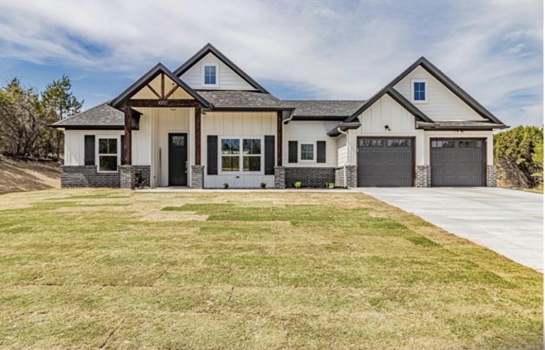 Vivienda unifamiliar con garaje doble y acabados en piedra construida en Texas con planos sellados por ingeniero
